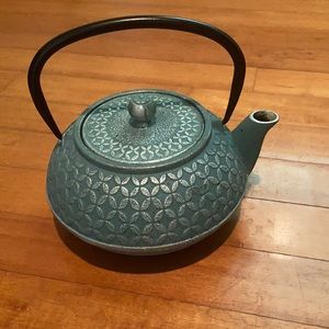 Cast iron tea pot with loose leaf tea insert
